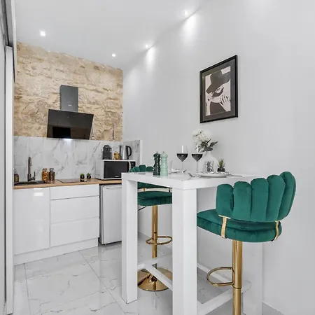 2 - Hyper Centre - Air-conditioned - Terrace - Quiet - Tramway - Equipped Kitchen - Wifi شقة نيس